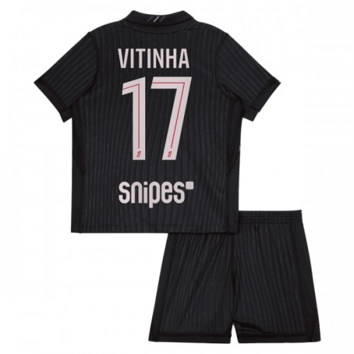 Camisola + Calções Paris Saint-Germain Vitinha 17 Jordan Criança Equipamento 4ª 2025-26 Camisola + Calções Paris Saint-Germain Vitinha 17 Jordan Criança Equipamento 4ª 2025-26