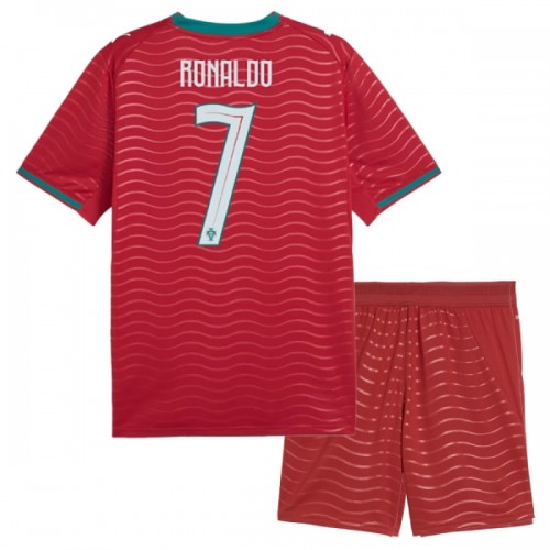 Camisola + Calções Portugal Ronaldo 7 Criança Equipamento 1ª Mundial 2026 Camisola + Calções Portugal Ronaldo 7 Criança Equipamento 1ª Mundial 2026