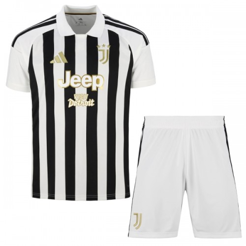 Camisola + Calções Juventus Criança Equipamento 1ª 2026-27 Camisola + Calções Juventus Criança Equipamento 1ª 2026-27