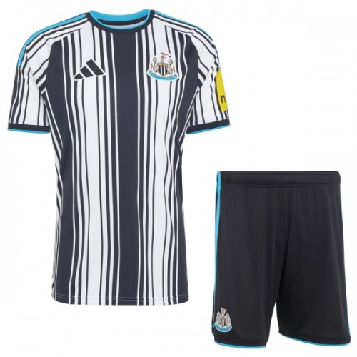 Camisola + Calções Newcastle United Criança Equipamento 1ª 2026-27 Camisola + Calções Newcastle United Criança Equipamento 1ª 2026-27